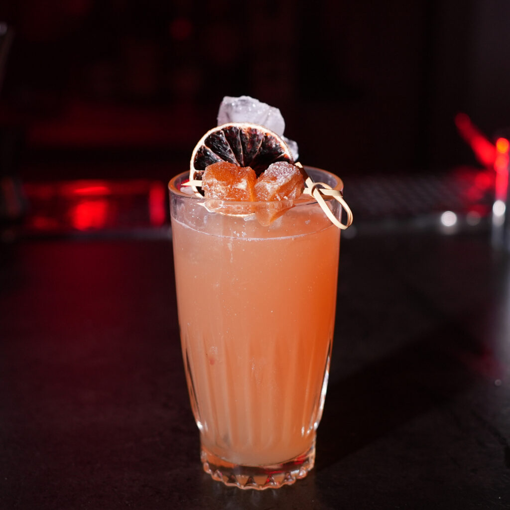 En Dark and Stormy af Cocktailsplus.dk med hjemmelavet ingefærsirup